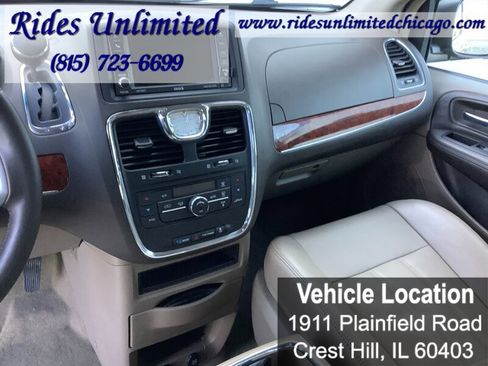 Used 2014 Chrysler Town & Country Touring FWD image 16