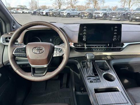 Used 2022 Toyota Sienna Platinum image 16