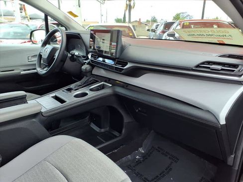 Certified 2025 Toyota Sienna LE FWD image 23