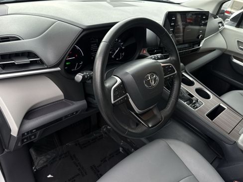 Used 2023 Toyota Sienna XLE FWD image 16
