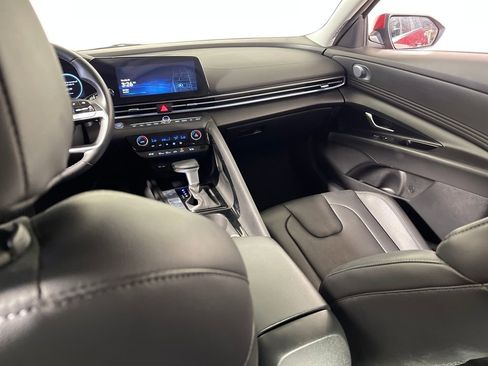 Certified 2025 Hyundai Elantra Limited image 17