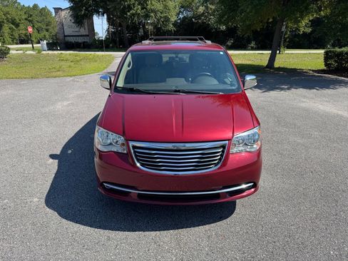 Used 2013 Chrysler Town & Country Touring-L w/ Entertainment Group #2 FWD image 3