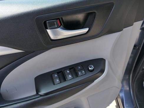 Used 2018 Toyota Highlander XLE FWD image 12