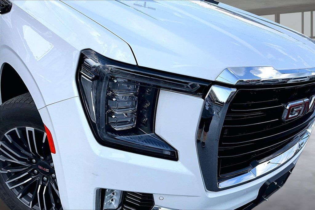 Used 2024 GMC Yukon SLE w/ Gmc Pro Safety Plus Package AWD/4WD image 30