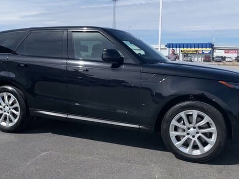Used 2025 Land Rover Range Rover Sport SE image 3