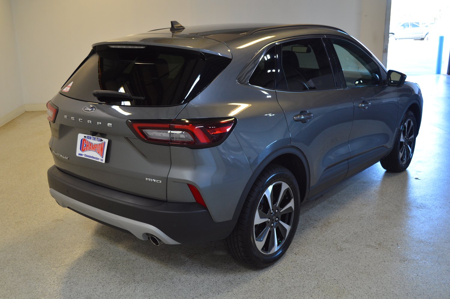 Used 2024 Ford Escape Platinum AWD/4WD image 3