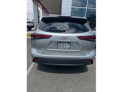Certified 2021 Toyota Highlander LE AWD/4WD image 3