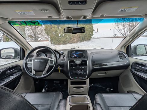 Used 2016 Chrysler Town & Country Touring image 12