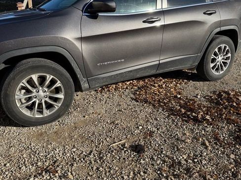 Used 2021 Jeep Cherokee Latitude Plus image 3