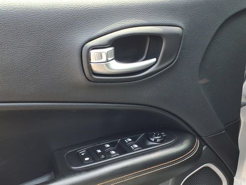 Used 2018 Jeep Compass Latitude AWD/4WD image 4