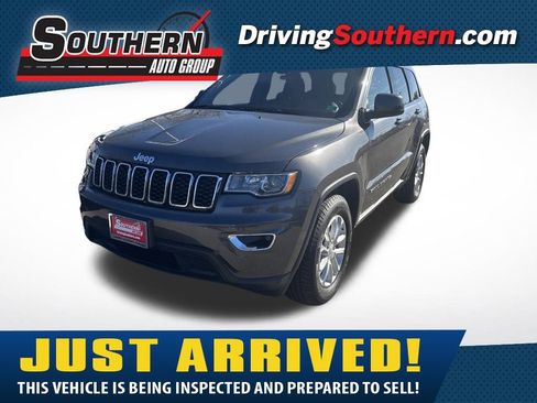 Used 2021 Jeep Grand Cherokee Laredo image 1