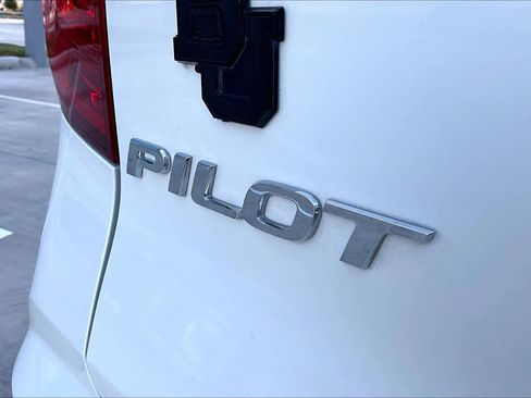 Used 2018 Honda Pilot Touring image 9