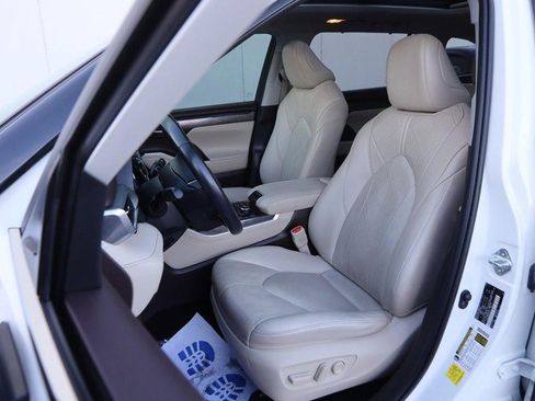 Used 2021 Toyota Highlander Platinum image 10