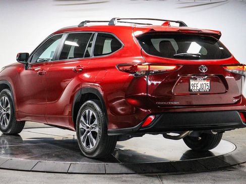 Used 2023 Toyota Highlander XLE FWD image 2