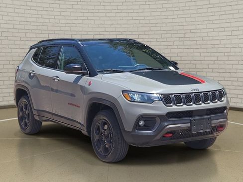 Used 2023 Jeep Compass Trailhawk AWD/4WD image 3