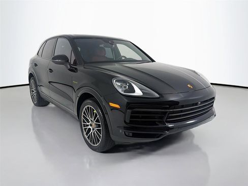 Certified 2022 Porsche Cayenne Platinum Edition image 29