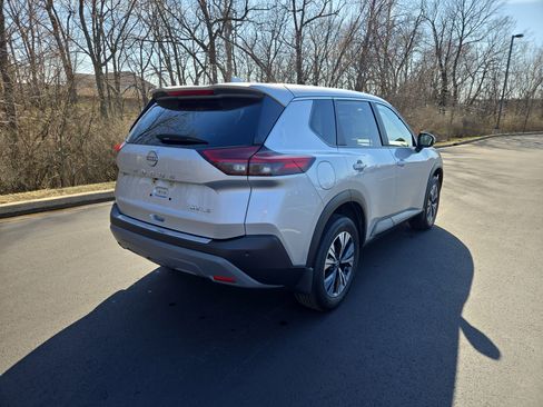 Used 2023 Nissan Rogue SV image 3