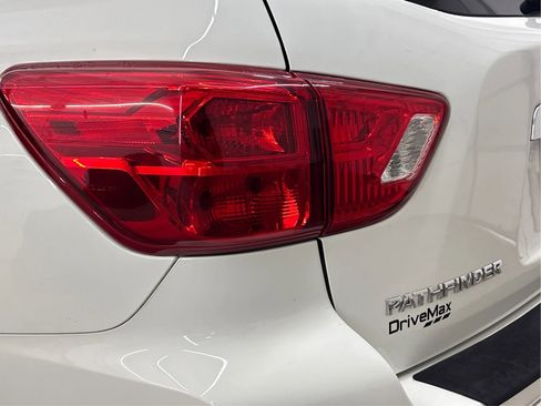 Used 2018 Nissan Pathfinder S image 34