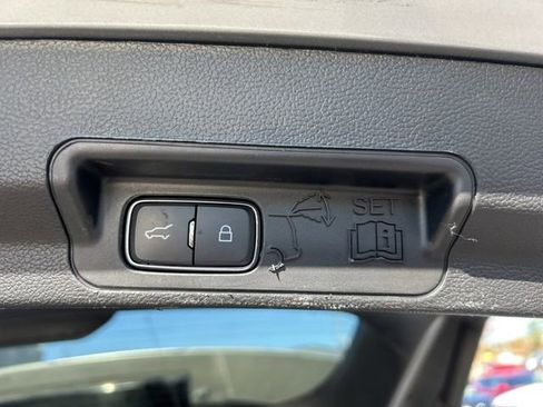 Used 2020 Ford Explorer XLT image 37