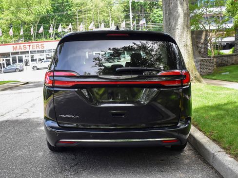 Used 2024 Chrysler Pacifica Touring-L FWD image 6