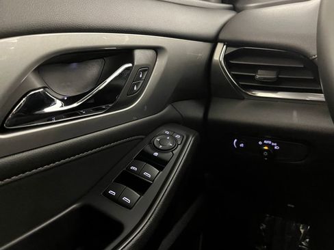 Used 2023 Chevrolet Traverse LT image 26