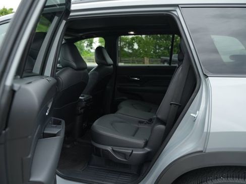 Used 2025 Toyota Grand Highlander AWD Hybrid image 16