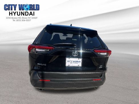 Used 2019 Toyota RAV4 LE AWD/4WD image 4