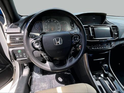 Used 2017 Honda Accord Touring image 6
