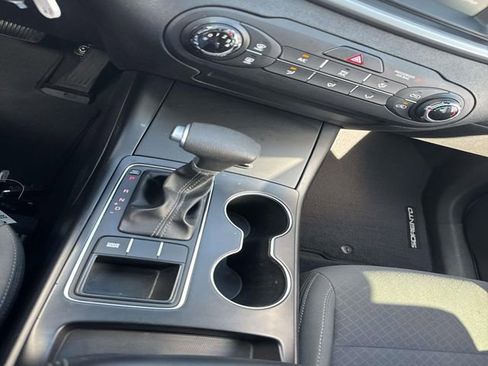 Used 2020 Kia Sorento LX image 22