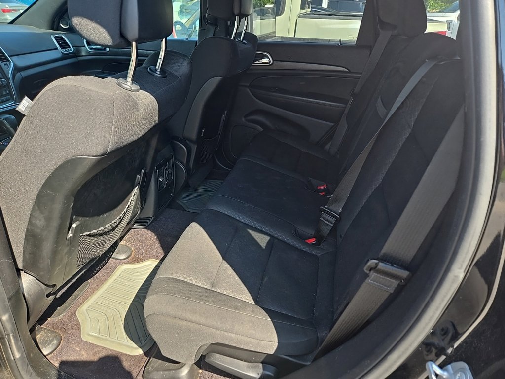Used 2018 Jeep Grand Cherokee Laredo RWD image 4