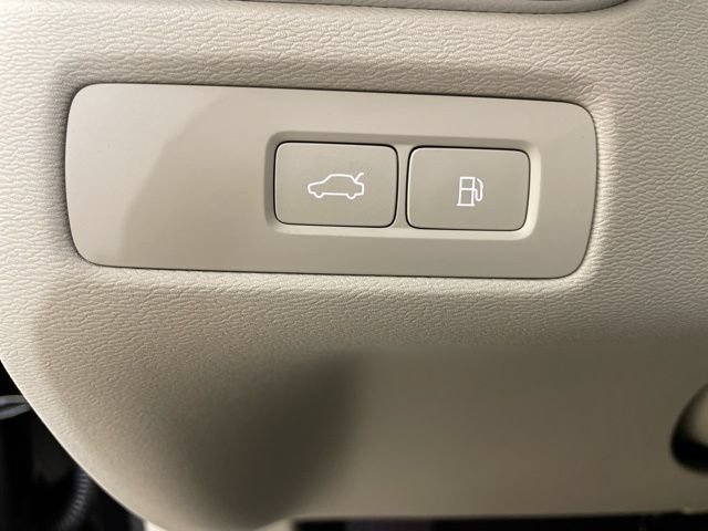 Certified 2025 Volvo XC60 T8 Plus w/ Protection Package Premier AWD/4WD image 42