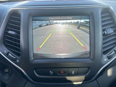 Used 2021 Jeep Cherokee Trailhawk w/ Comfort/Convenience Group AWD/4WD image 14
