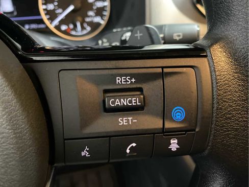 Used 2023 Nissan Rogue SV image 16