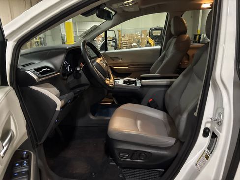 Used 2022 Toyota Sienna XLE AWD/4WD image 10