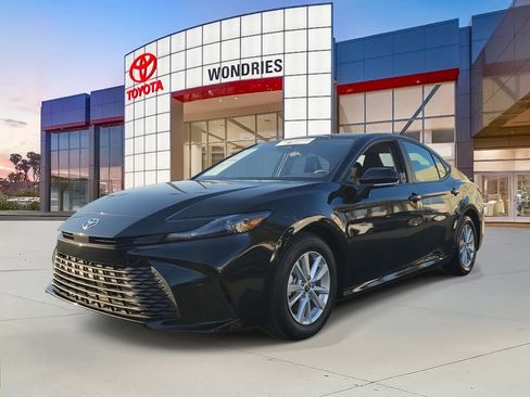 Used 2025 Toyota Camry LE image 2