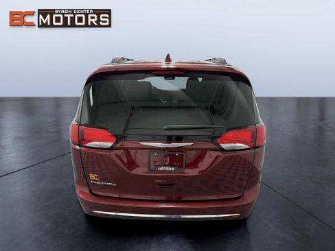 Used 2017 Chrysler Pacifica Touring-L image 5