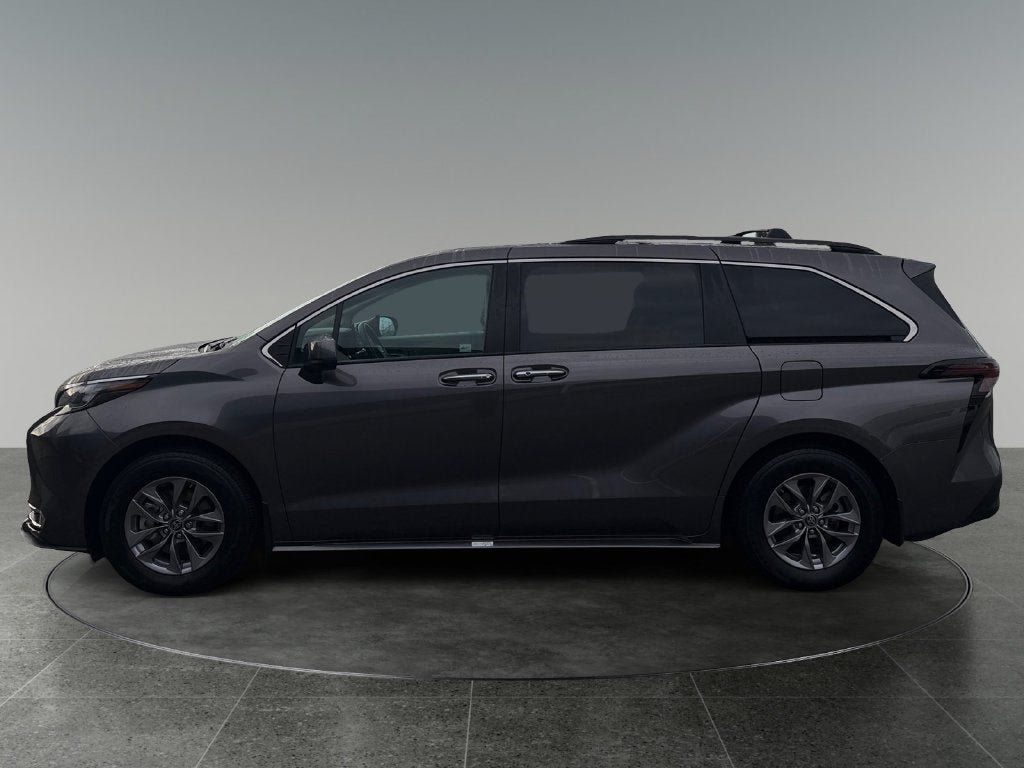 Used 2024 Toyota Sienna XLE w/ XLE Plus Package AWD/4WD image 5