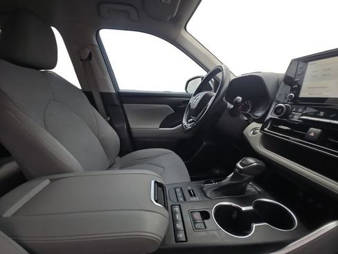 Used 2021 Toyota Highlander LE AWD/4WD image 16