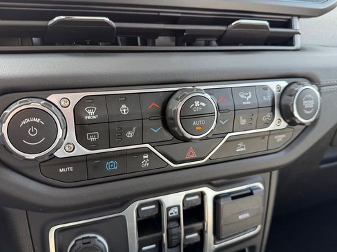 Used 2025 Jeep Wrangler Unlimited Sahara AWD/4WD image 8