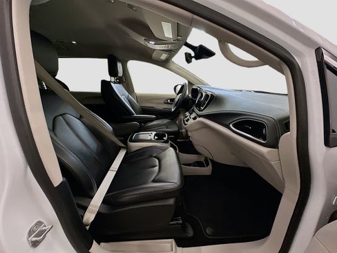 Used 2023 Chrysler Pacifica Touring-L image 33