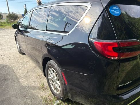 Used 2025 Chrysler Pacifica Select FWD image 7