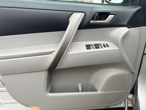 Used 2010 Toyota Highlander SE image 6