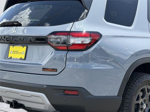 Used 2025 Honda Pilot TrailSport image 10