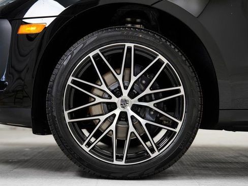 Certified 2025 Porsche Macan image 30