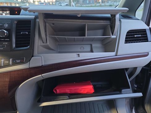 Used 2012 Toyota Sienna XLE image 23