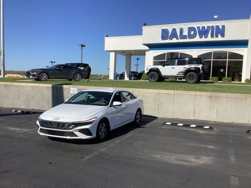 Used 2025 Hyundai Elantra SE FWD image 3