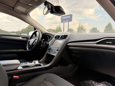 Used 2019 Ford Fusion SE FWD image 19
