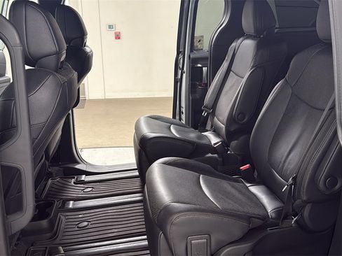 Certified 2025 Toyota Sienna Limited image 15