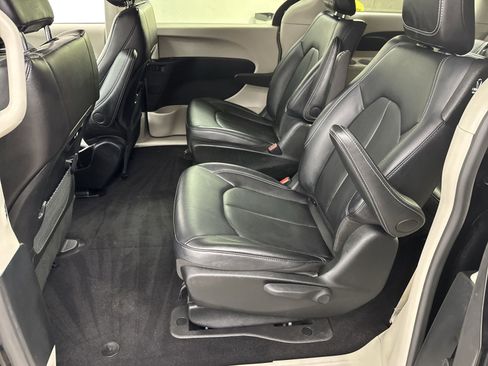 Used 2024 Chrysler Pacifica Select image 28