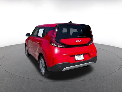 Used 2025 Kia Soul LX w/ LX Technology Package FWD image 9